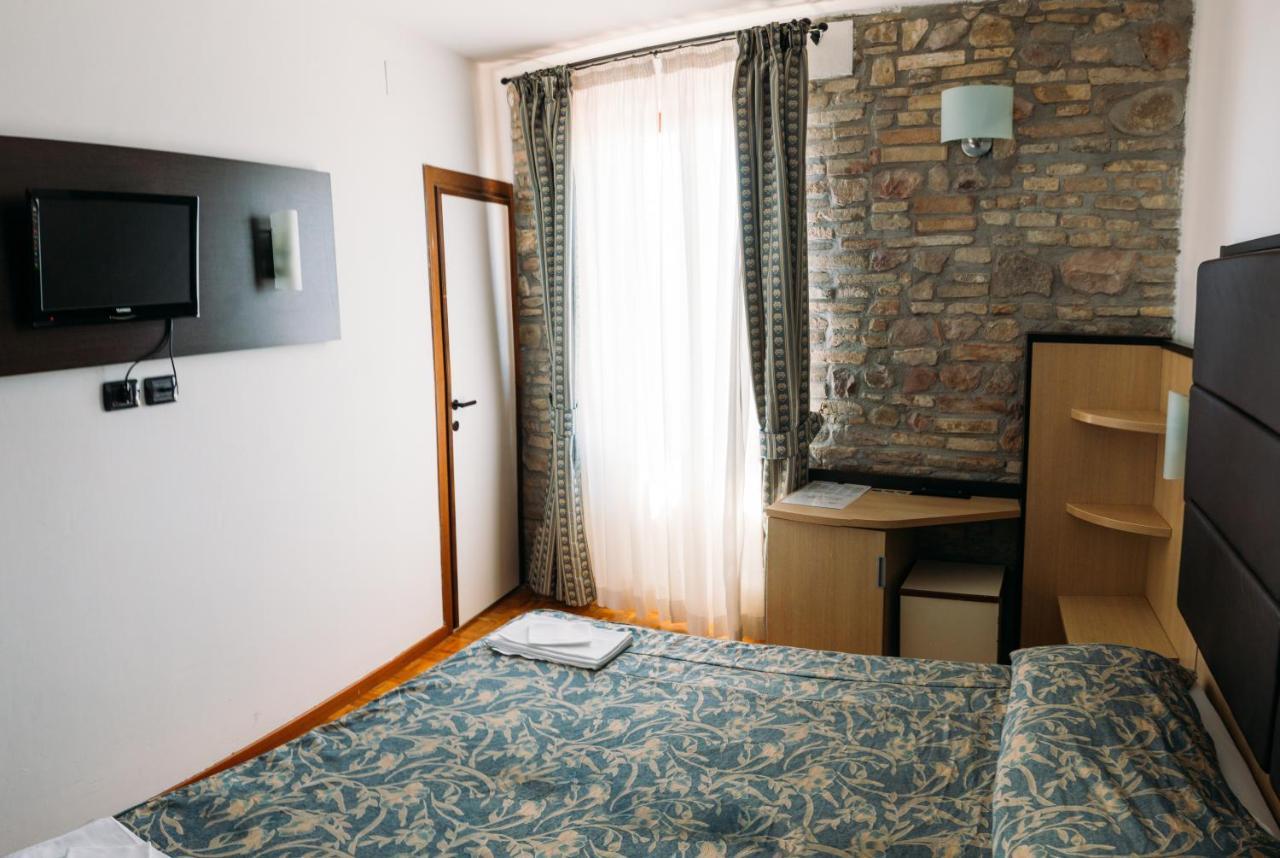Hotel Il Castello Assisi Esterno foto