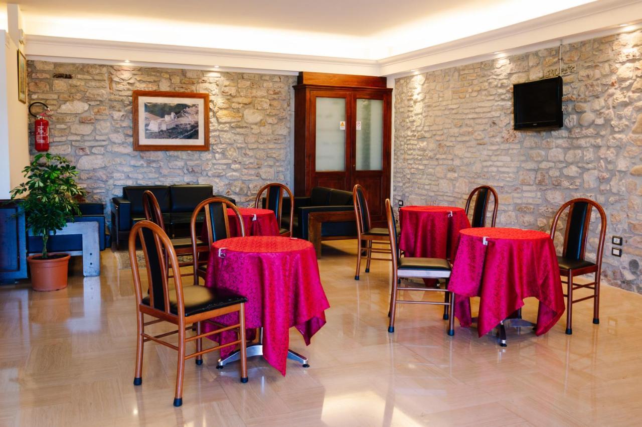 Hotel Il Castello Assisi Esterno foto