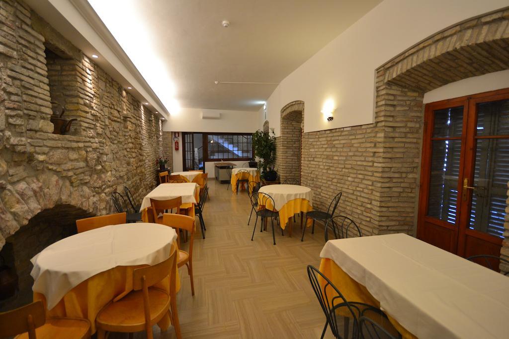 Hotel Il Castello Assisi Esterno foto